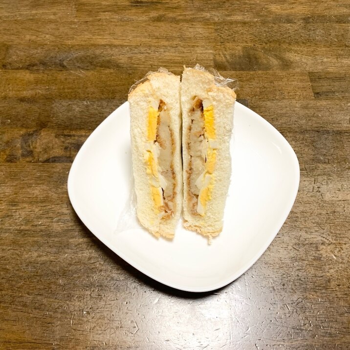 サンドイッチ　コロッケとゆで卵のサンドイッチ